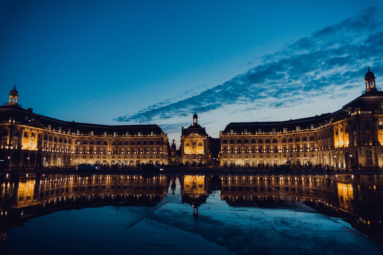 Vue nocturne de Bordeaux, reflet dans la Garonne